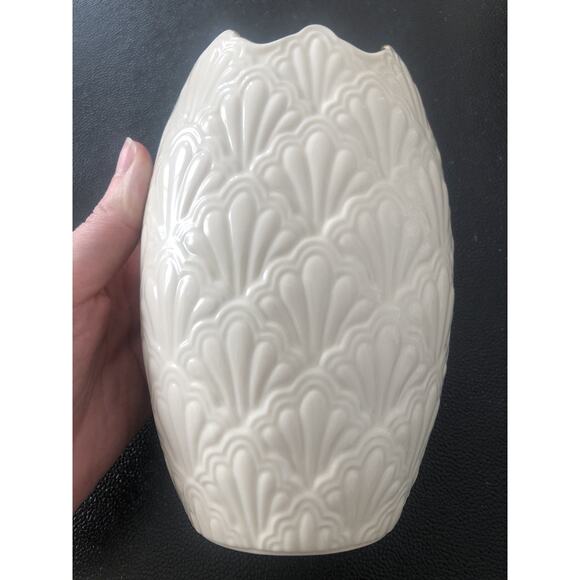 Vtg Lenox jacquard vase, gold rim, scalloped edges USA Made Seashell Embossed - Picture 1 of 7